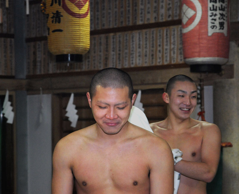 本殿での笑顔 19:08