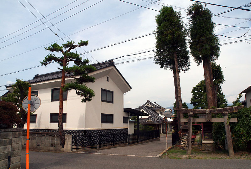 白い土蔵のある家