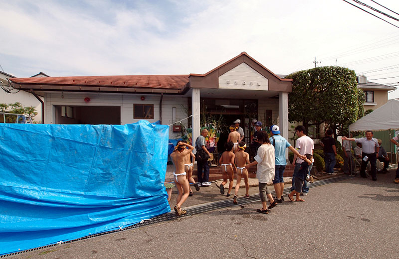 堀米公民館に入る褌一丁の子供たち 14:35
