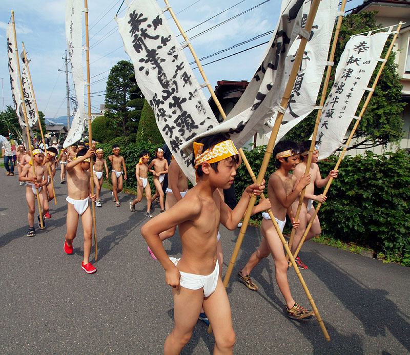 津島神社(津島牛頭天王社)へ向かう裸集団