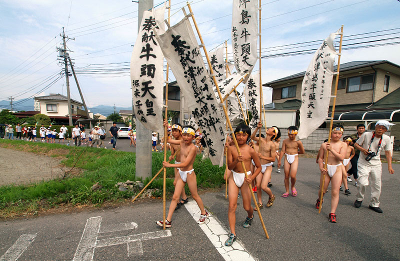 裸の男児の後には体操服姿の女児が続く