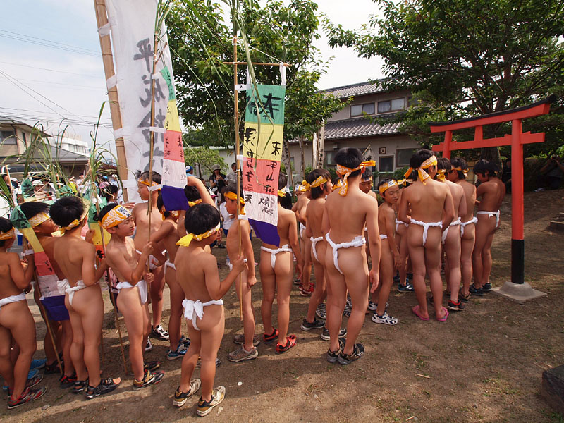 上級生の後に下級生が並ぶ