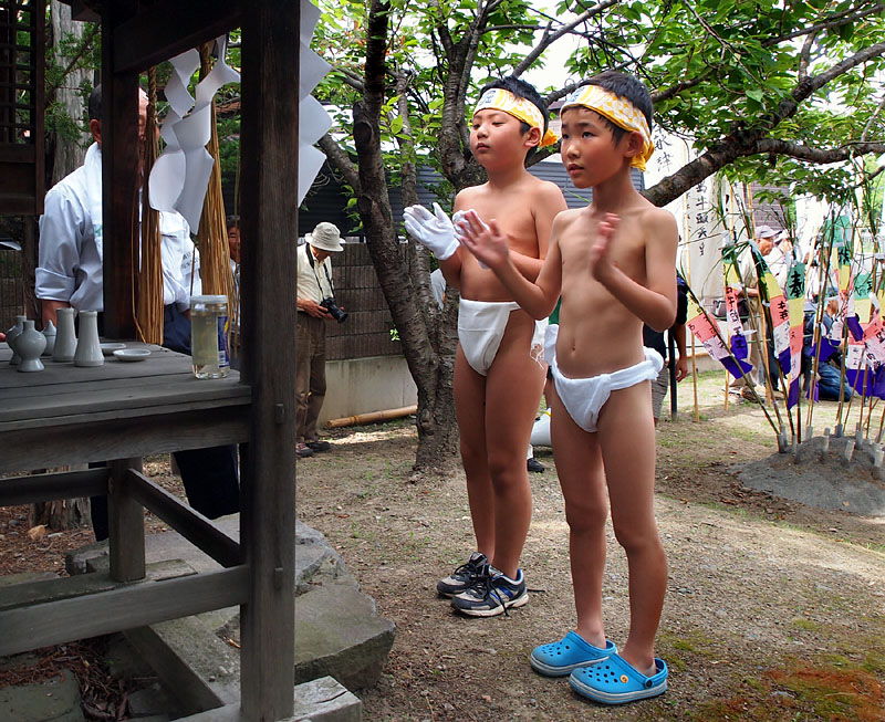 神妙な面持ちで・・・
