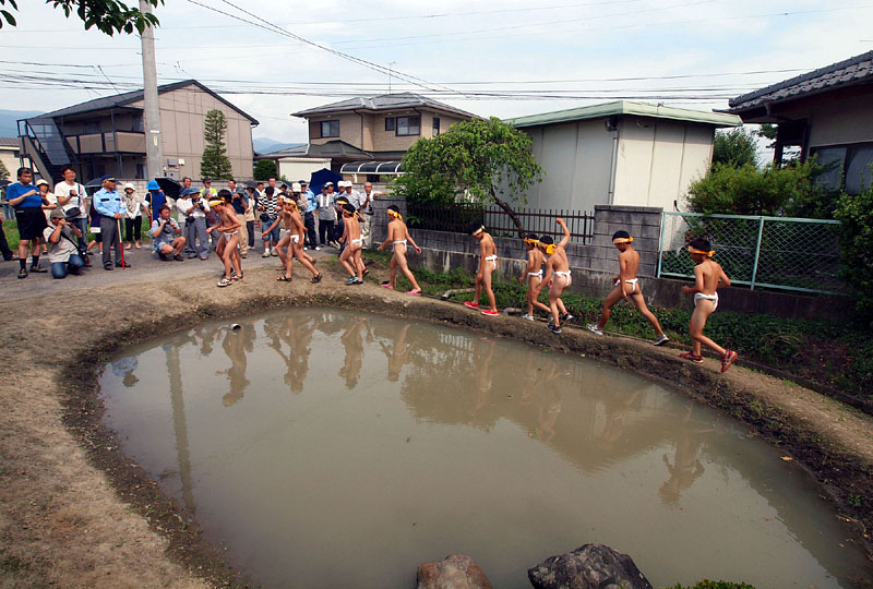 禊池の周りを廻る