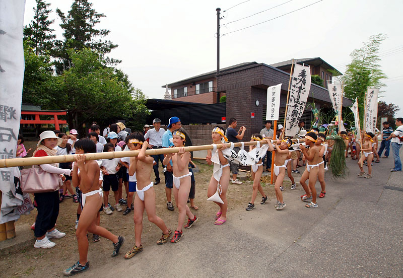 親玉(6年生)の大幟を先頭に津島神社を出発! 15:11