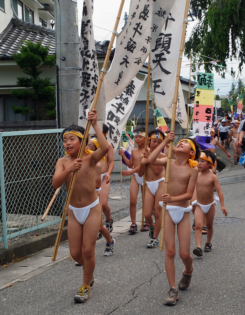 中幟を持つ中玉の4〜5年生たち