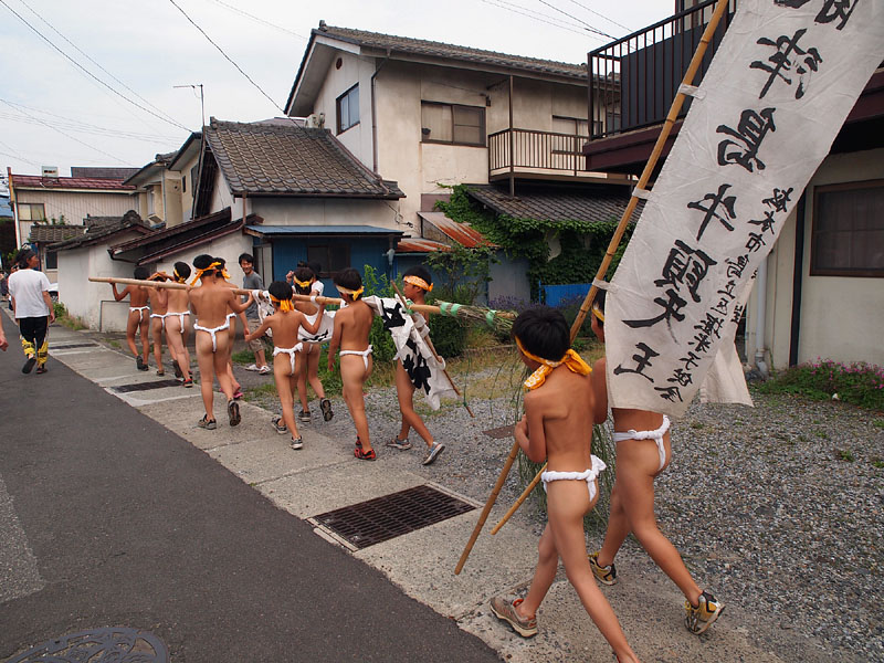 民家の前を通る大幟