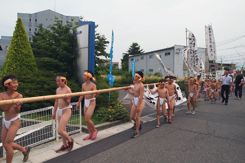 町内を巡回する大幟