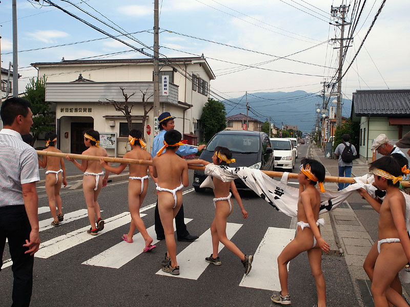 車を止めて交差点を渡る 15:25