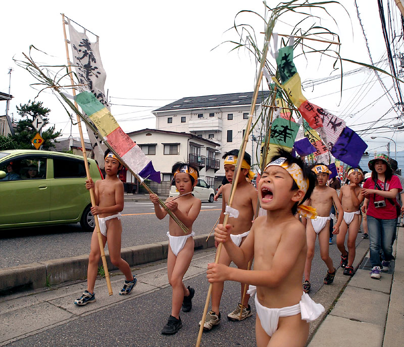一生懸命「モンヤーサー!」を叫ぶ男児!