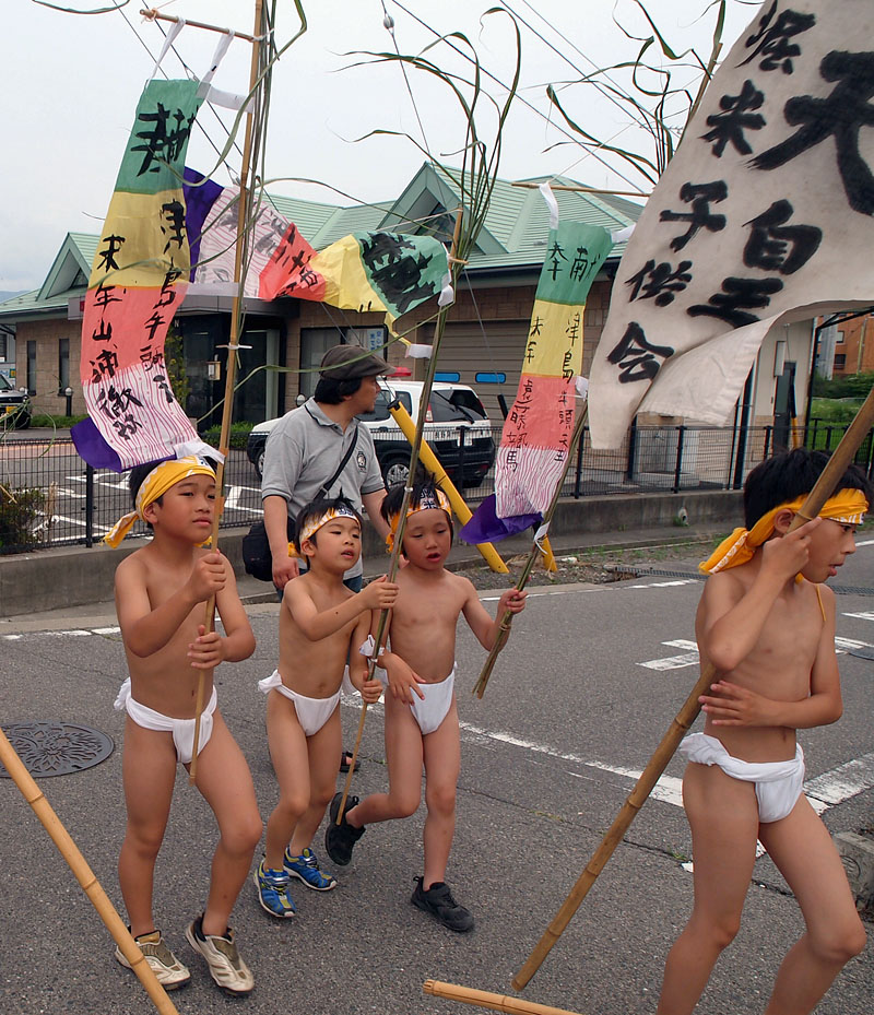 島立交番前を通過 16:14