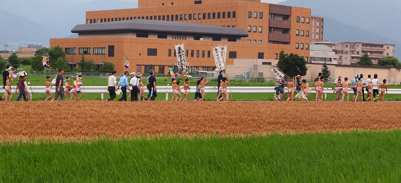合同庁舎(長野県松本地方事務所)のそばを行く裸たち