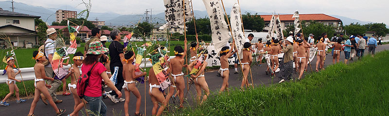 参加者全員で青田道を行く 16:25