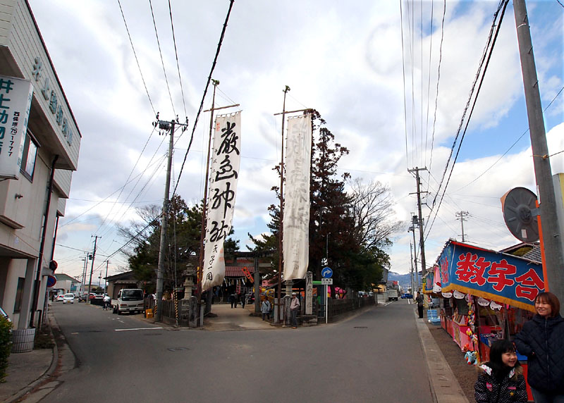 大きな幟の立つ厳島神社