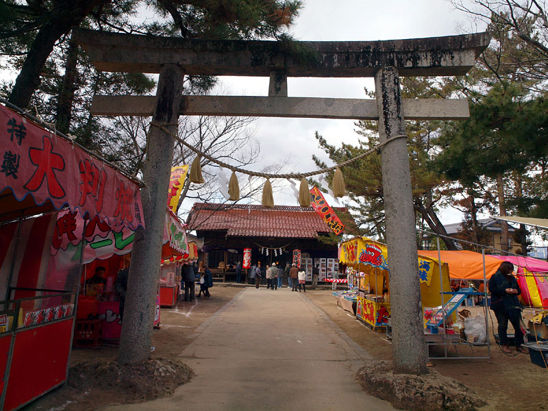 石鳥居の奥に鎮座する厳島神社