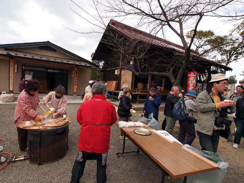 巖島神社斎館の前で甘酒のご奉仕