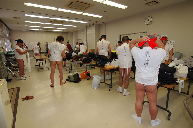 更衣室で地下足袋・上衣・鉢巻を締める 11:49
