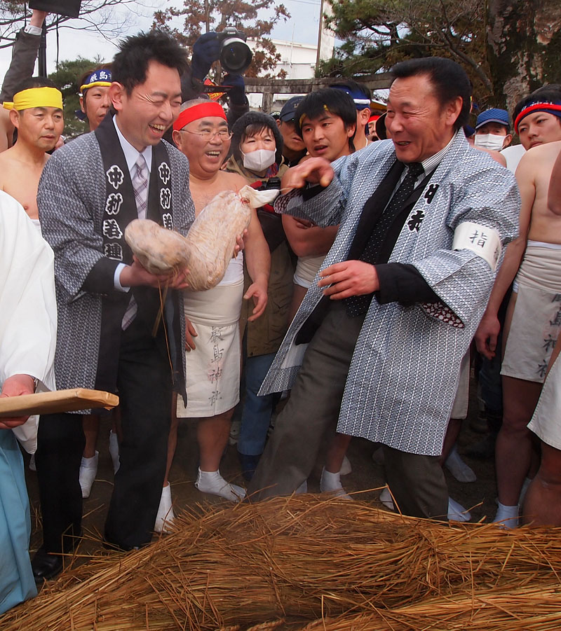 つつこ餅を受領した笑顔の清野委員長