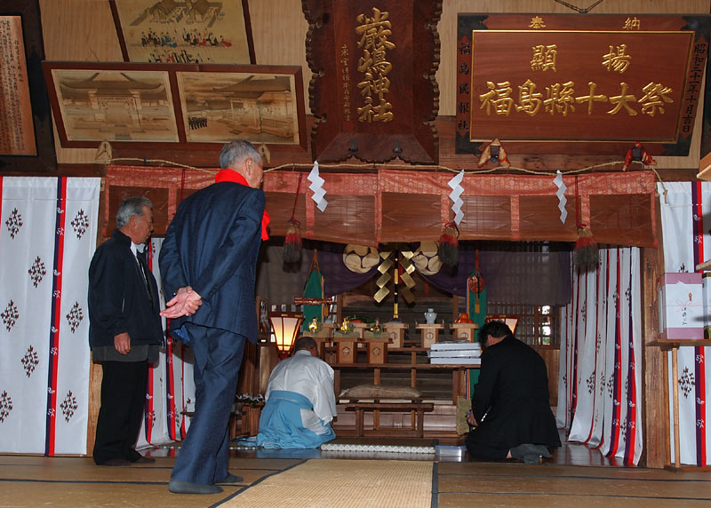 神前に供えられた「つつこ餅」 14:38