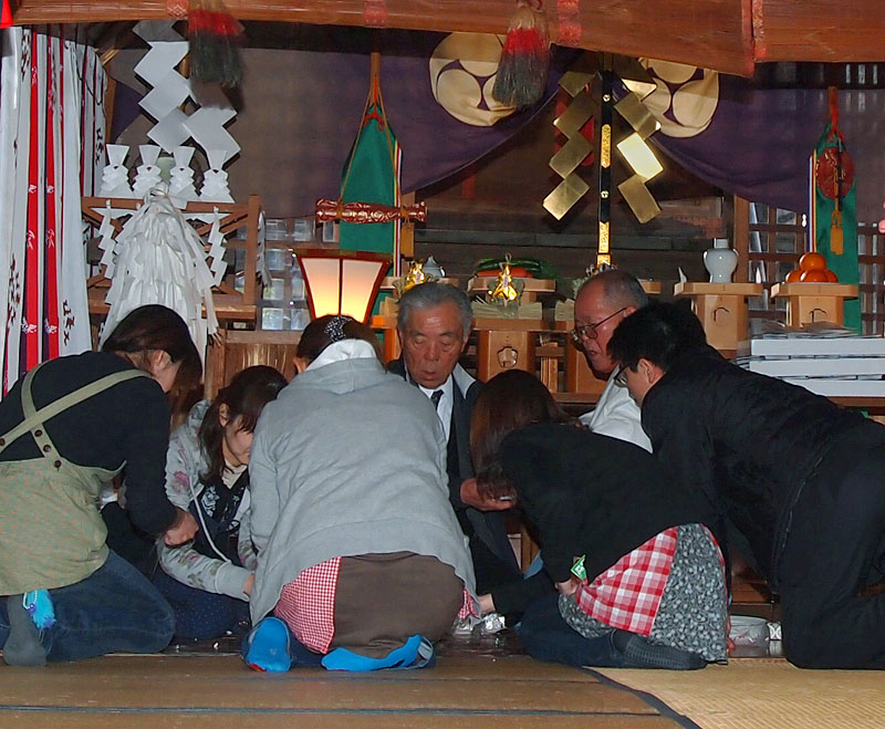 女性の手で「つつこ餅」を小さく丸める