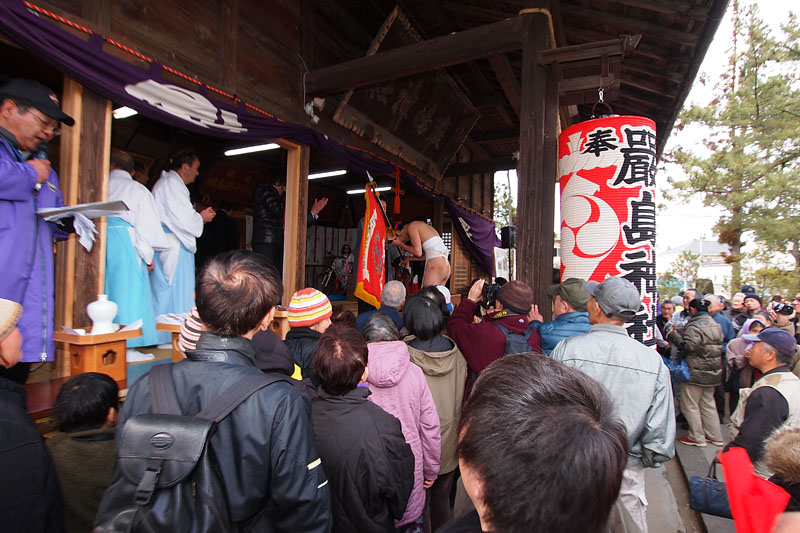 赤組「上方部」に優勝旗の授与 / 厳島神社拝殿 14:39