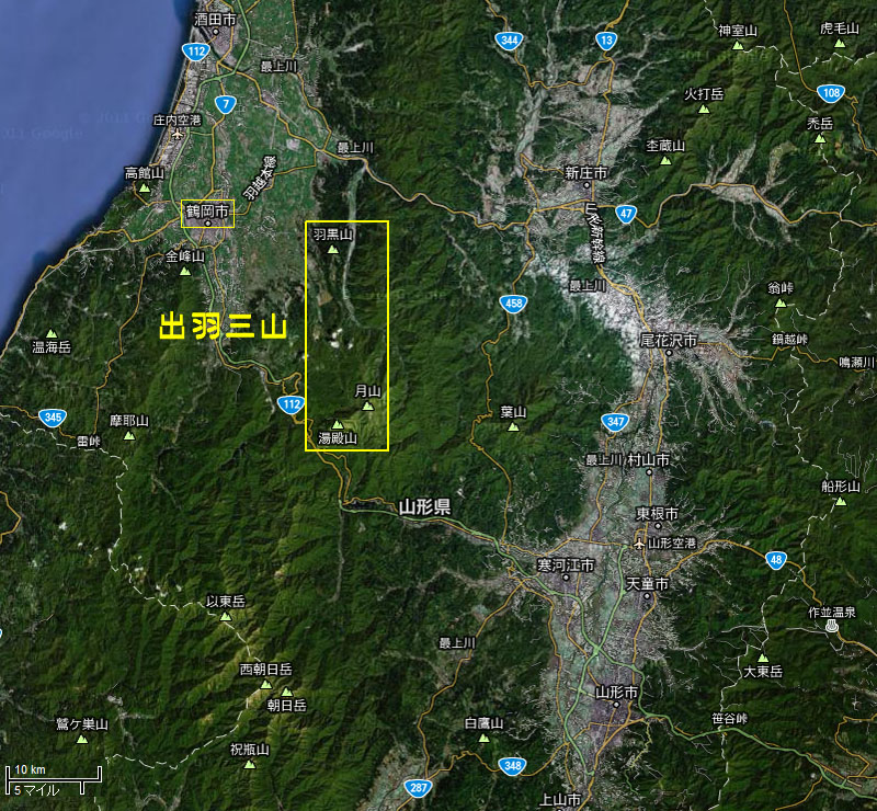 山形県鶴岡市出羽三山の位置 / 衛星写真