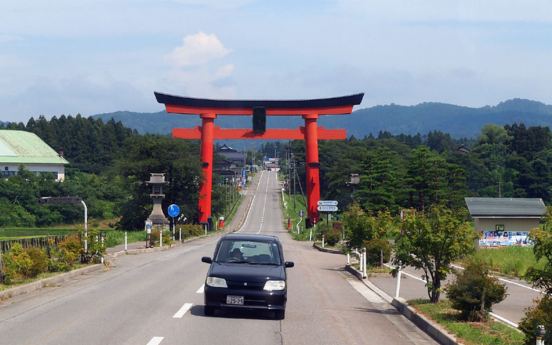 出羽三山の表玄関・羽黒山大鳥居