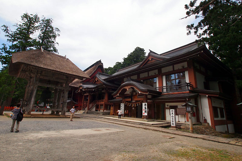 羽黒山頂の出羽神社本殿