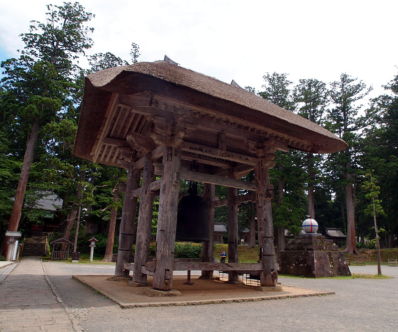 鐘楼と大鐘(国指定重要文化財)