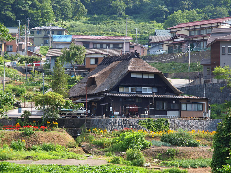 兜造屋根が特徴の田麦俣多層民家