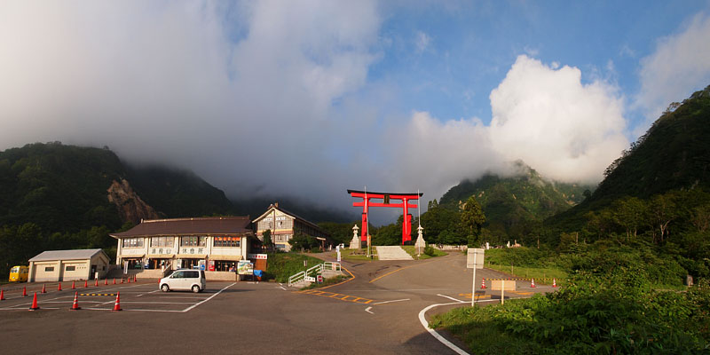 終点・仙人沢バスターミナル / 湯殿山 16:15