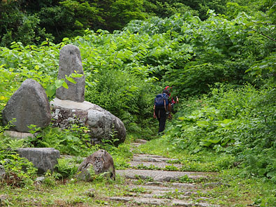 芭蕉の句碑と月山登山道