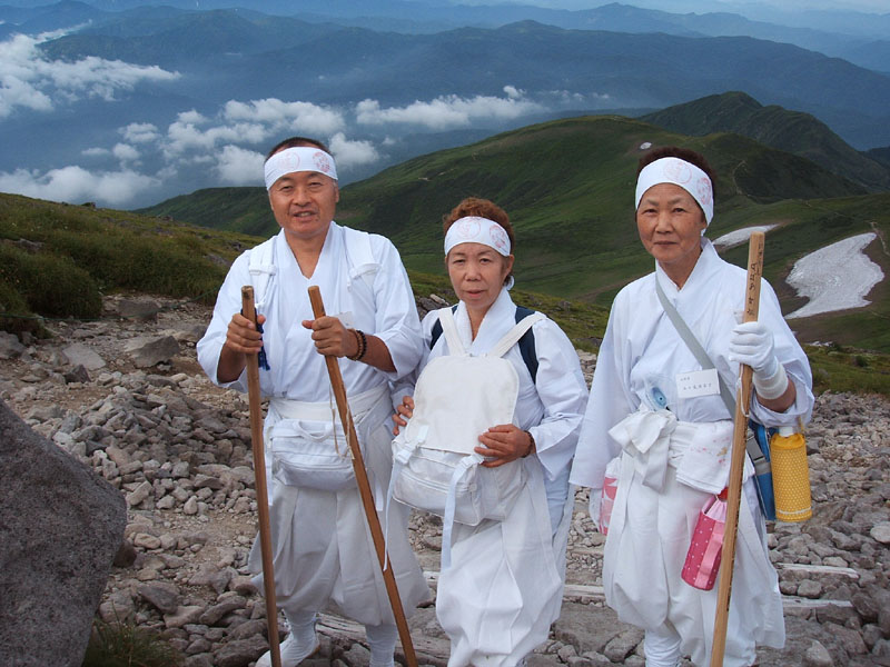 錬成修行道場の行者たち / 月山山頂 08:28