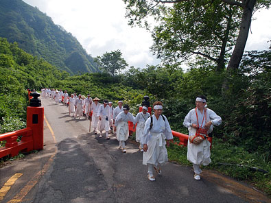 太田慶春道彦を先頭に滝行に向かう56人の行人たち / 梵字川・御沢橋 14:44