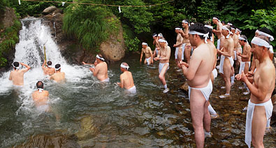 男女を左右に振り分ける太田慶春道彦 15:28