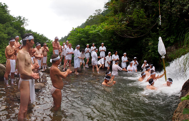 首まで浸かる行者たち