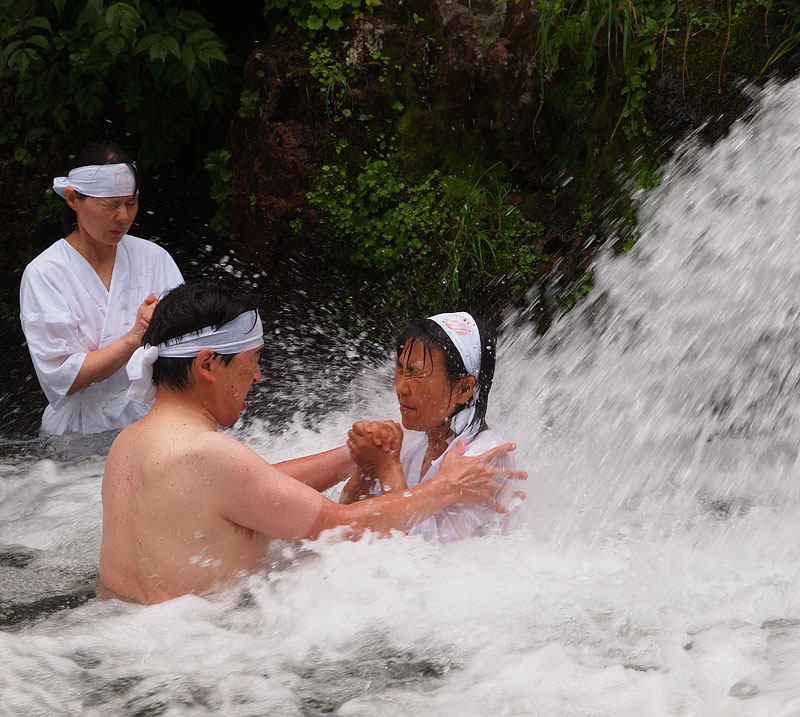 ハワイから参加した奥山佳子さんの初めての滝行　15:52