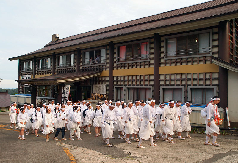 早朝湯殿山参籠所を出発 2011.8.8 05:33
