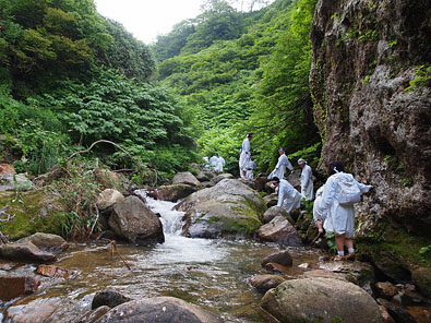 岩壁の直下を進む 05:54