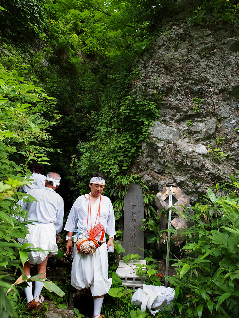 岩の割れ目で胎内くぐり 06:10