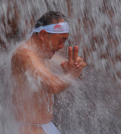 気合いの滝行