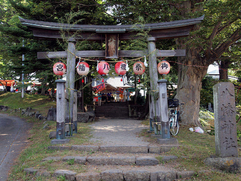 参道入口の木製の鳥居 / 小諸八幡宮