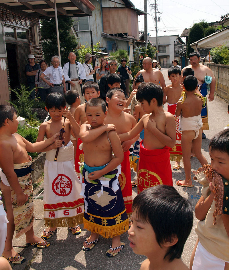 化粧まわしを締めて町内パレードにでかける子供たち / 八幡町会館 10:5511:00