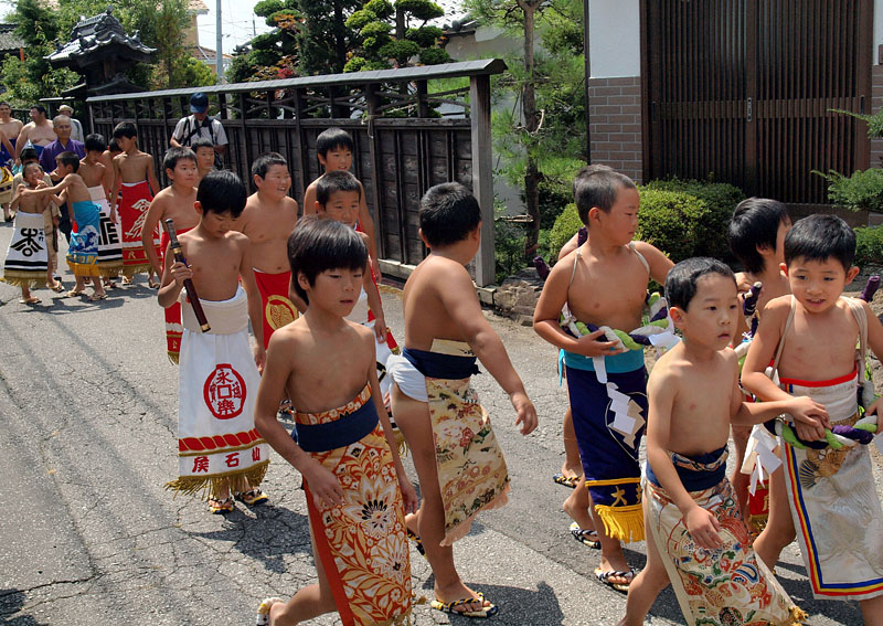 ちびっ子力士たちの多彩で豪華な化粧まわし