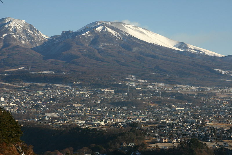 小諸市から臨む雄大な冬の浅間山(2,568m)