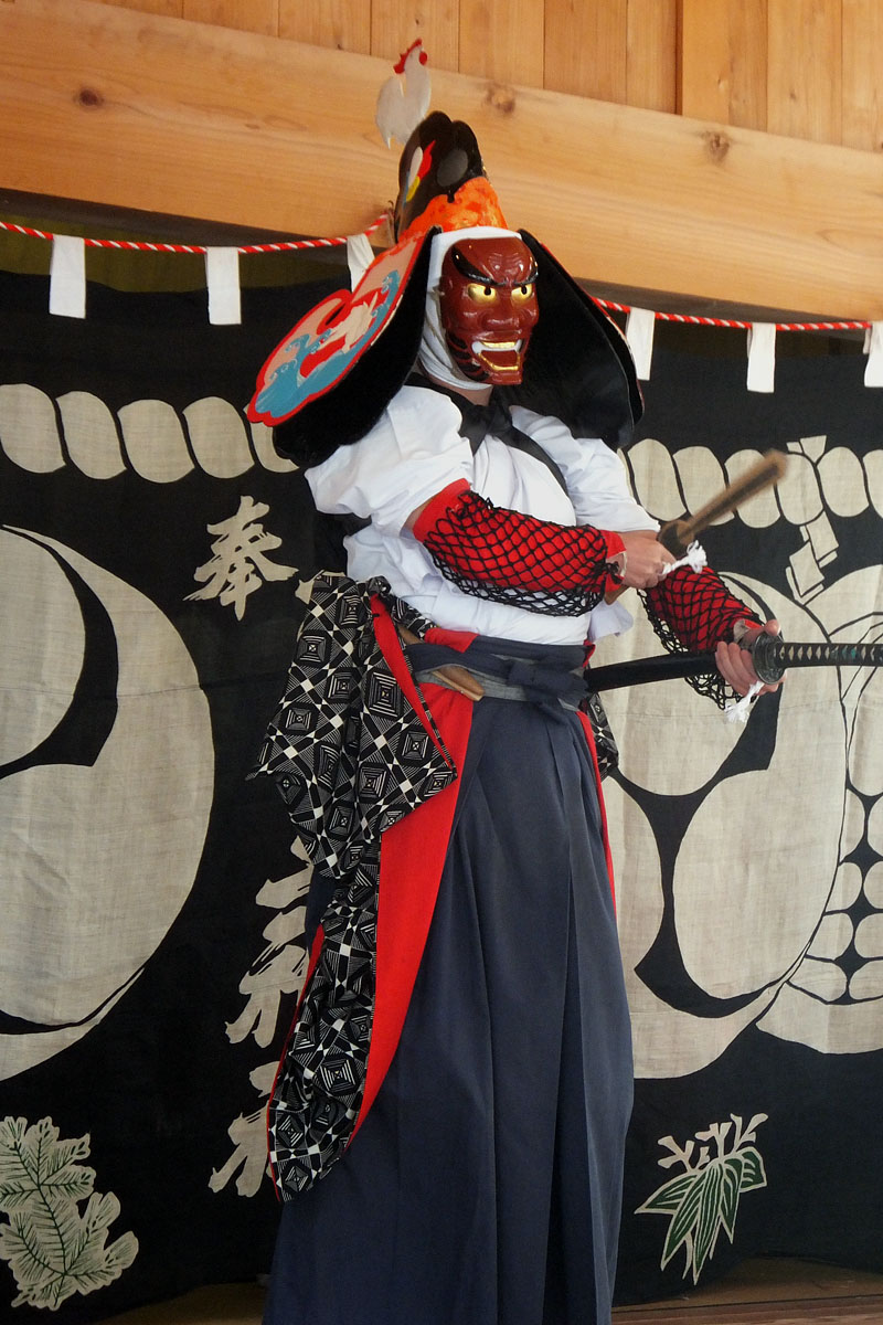 胡四王神楽の奉納 / 神楽殿 2012.1.2 10:32