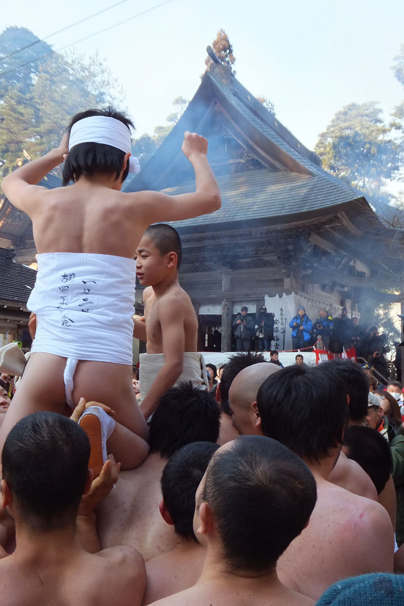争奪戦の渦の上に担ぎ上げられた子供たち 10:53
