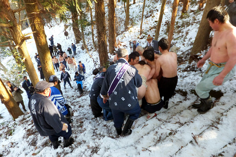 急な石段を下る争奪戦の渦 11:13