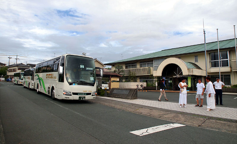 貸し切りバスで見付公民館前から出発する輿番の地脇町　2011.08.31 09:15