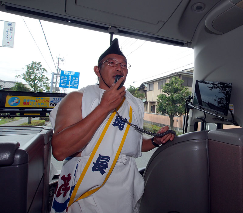 神輿渡御の指揮者・上村英夫輿長の挨拶 09:28